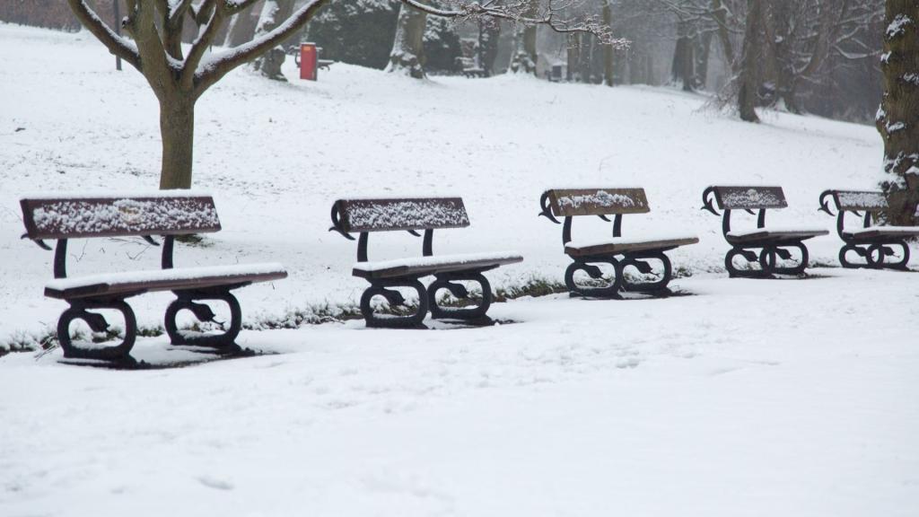 冬季雪地公园的长椅