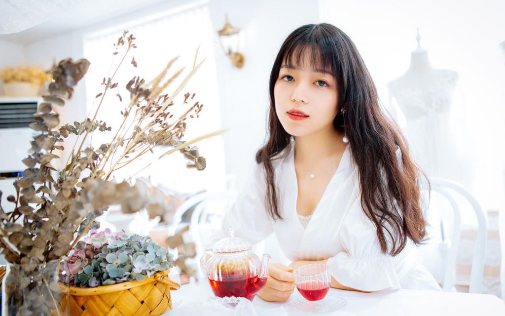 乌黑亮丽的长发美女