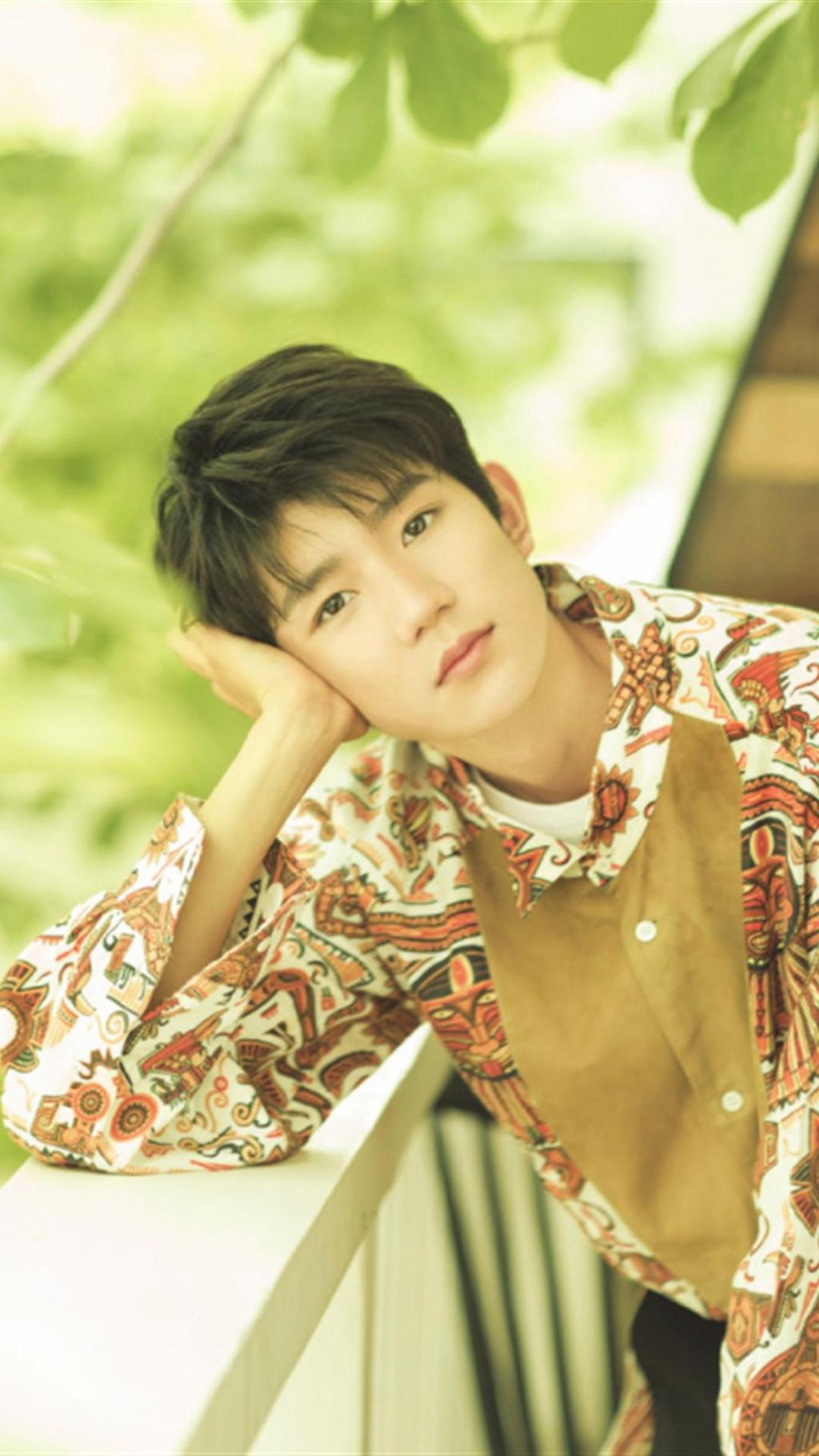 王源复古夏日时尚写真