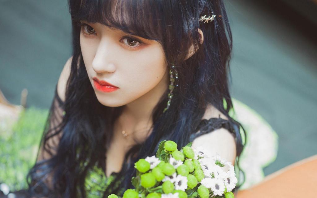 程潇孔雀绿露肩长裙性感迷人写真