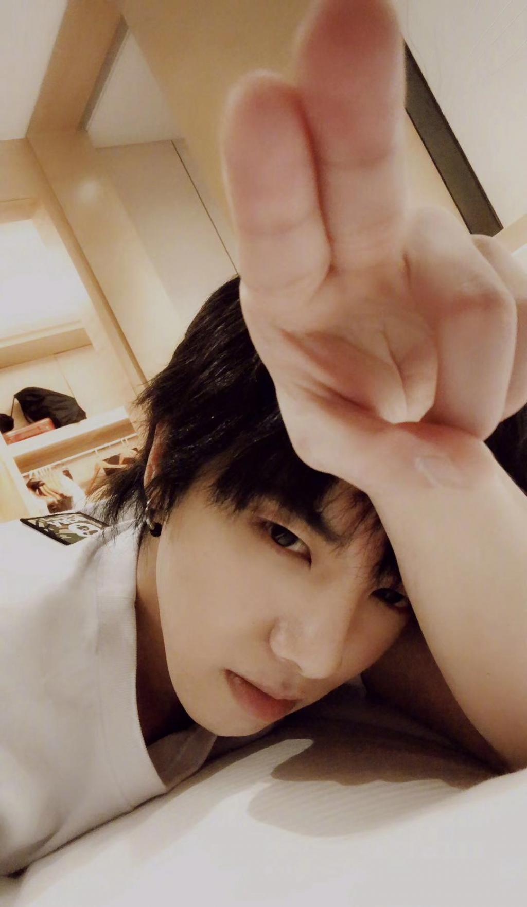 华晨宇时尚帅气写真