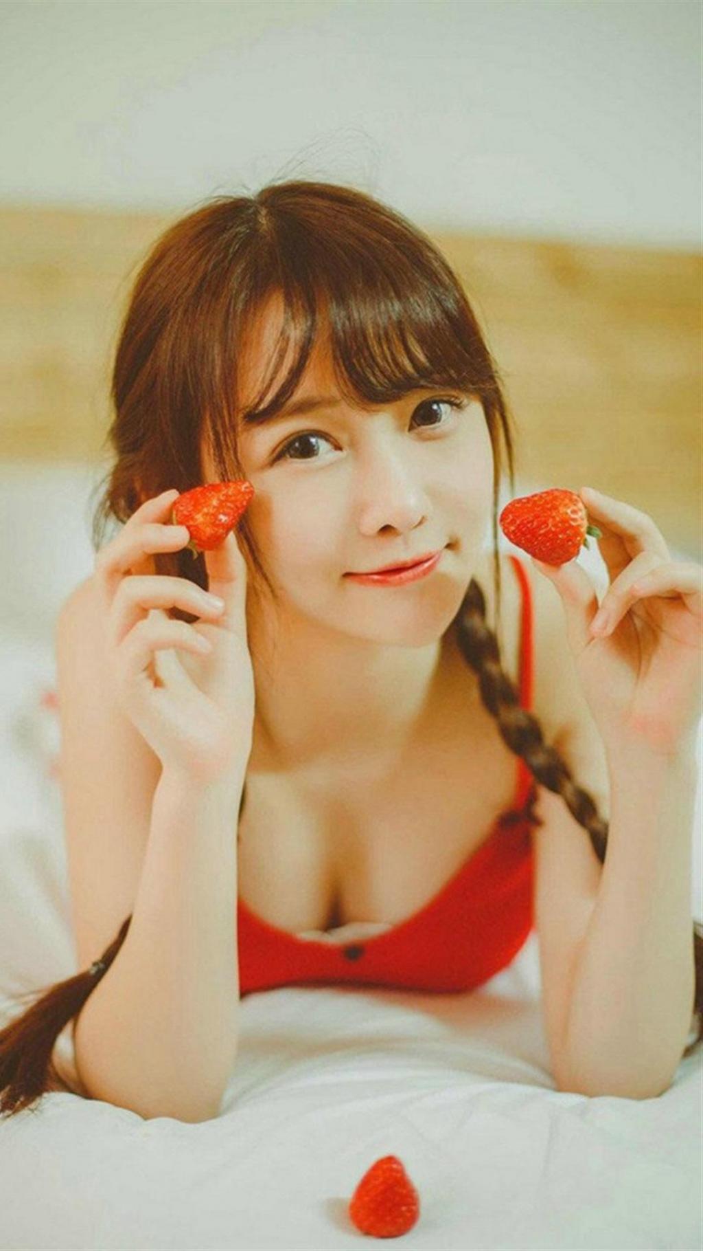 清纯甜美型草莓女生居家写真