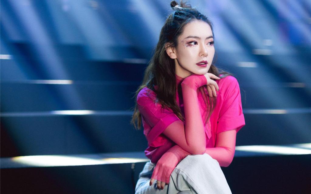 戚薇超闪银河妆闪耀写真