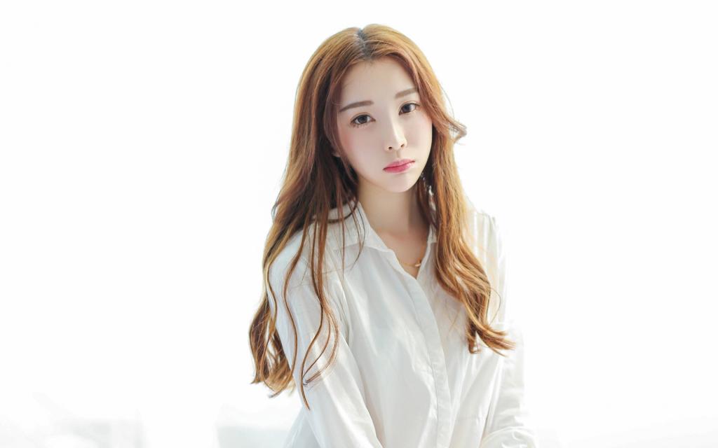 白衬衣女神私房诱人写真