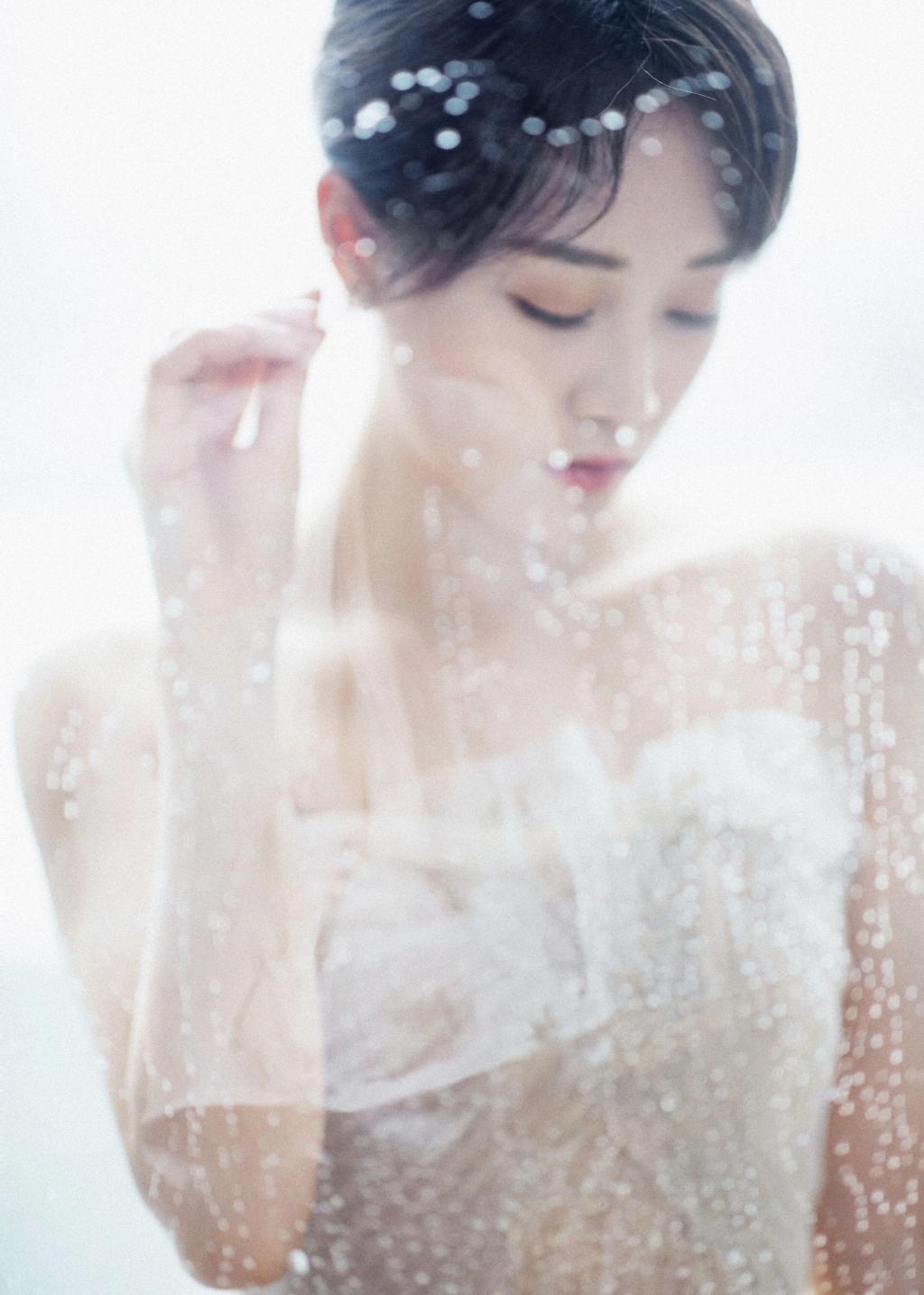 蓝盈莹香槟金抹胸礼服唯美写真