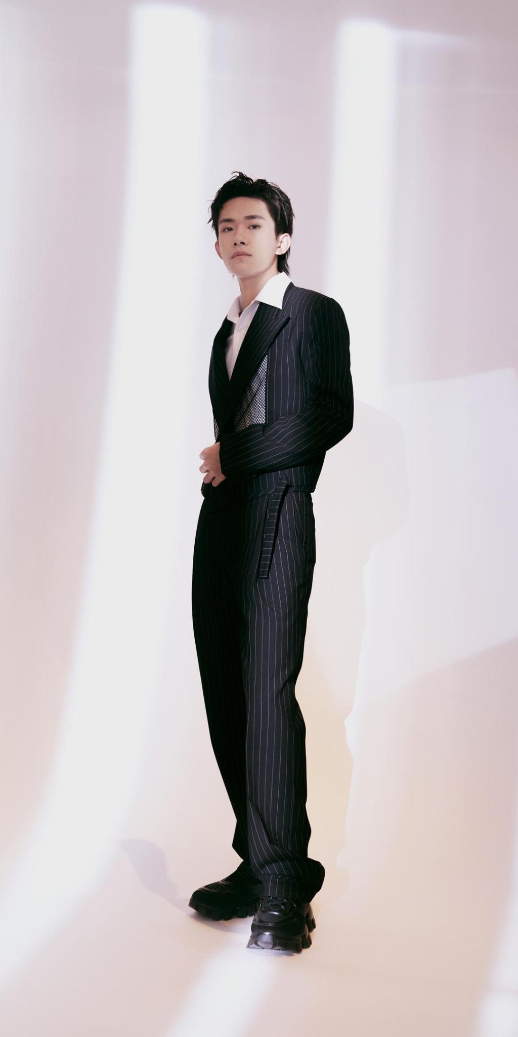 西装少年易烊千玺