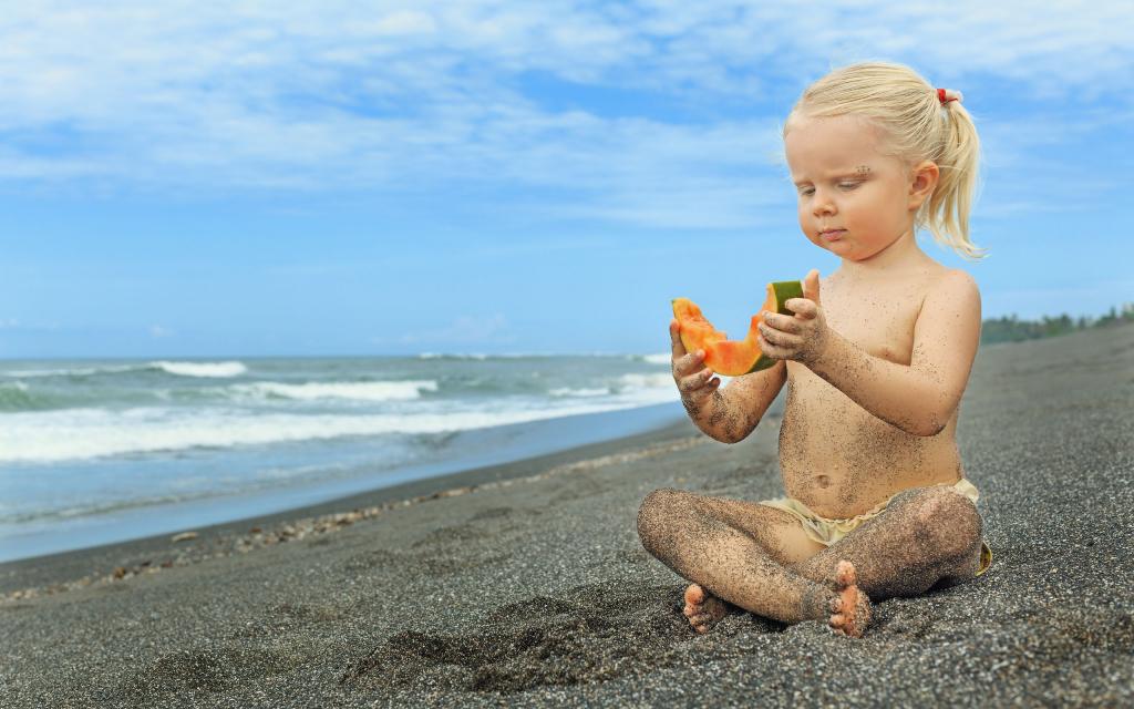 海边沙滩上玩耍的儿童