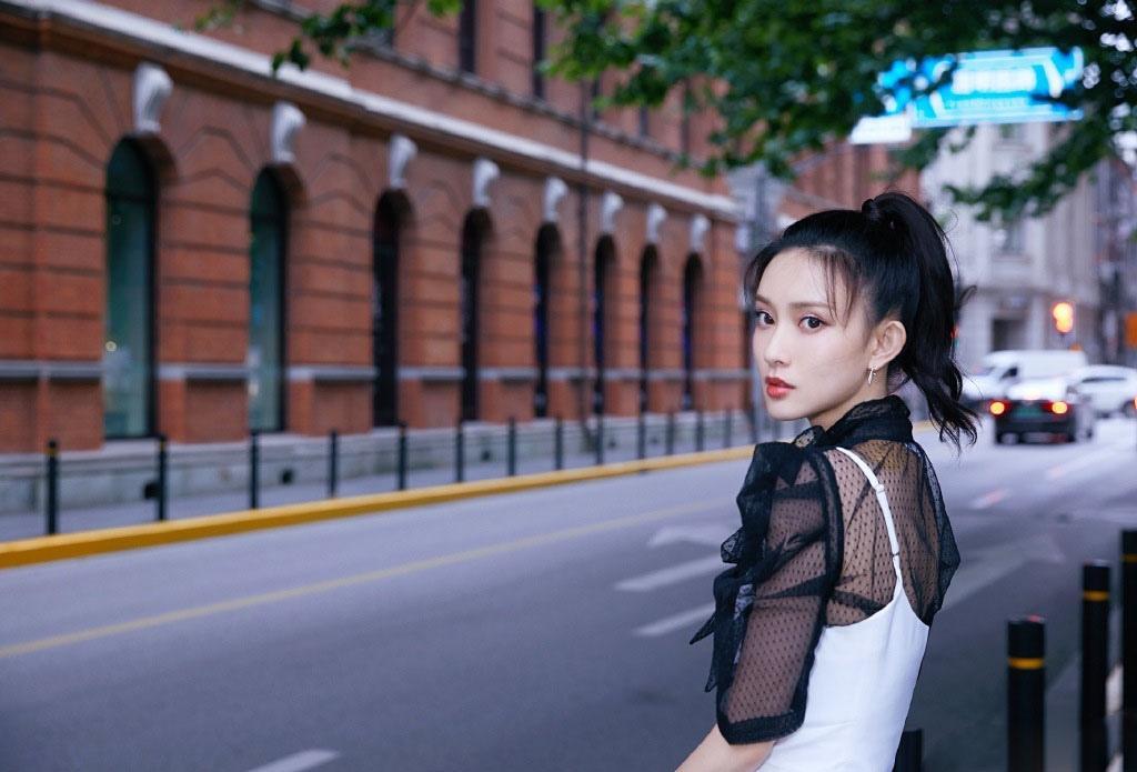 孟子义时尚拼接连衣裙性感写真