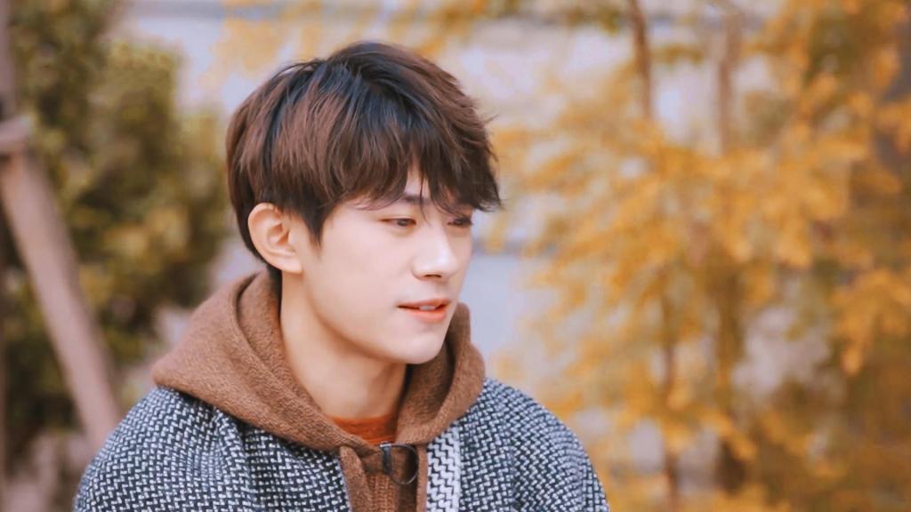 青春少年易烊千玺休闲时尚写真