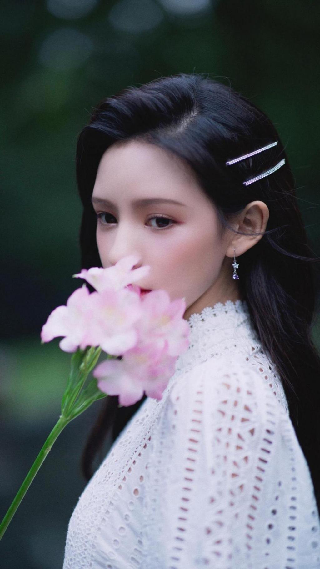 张予曦优雅气质蕾丝裙知性妩媚室外迷人写真