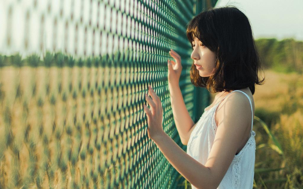 麦田里清纯可爱的短发女孩