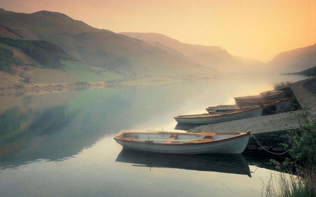 精选清澈蔚蓝的湖水风景