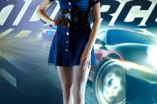 欧美丰满身材香车美女图片