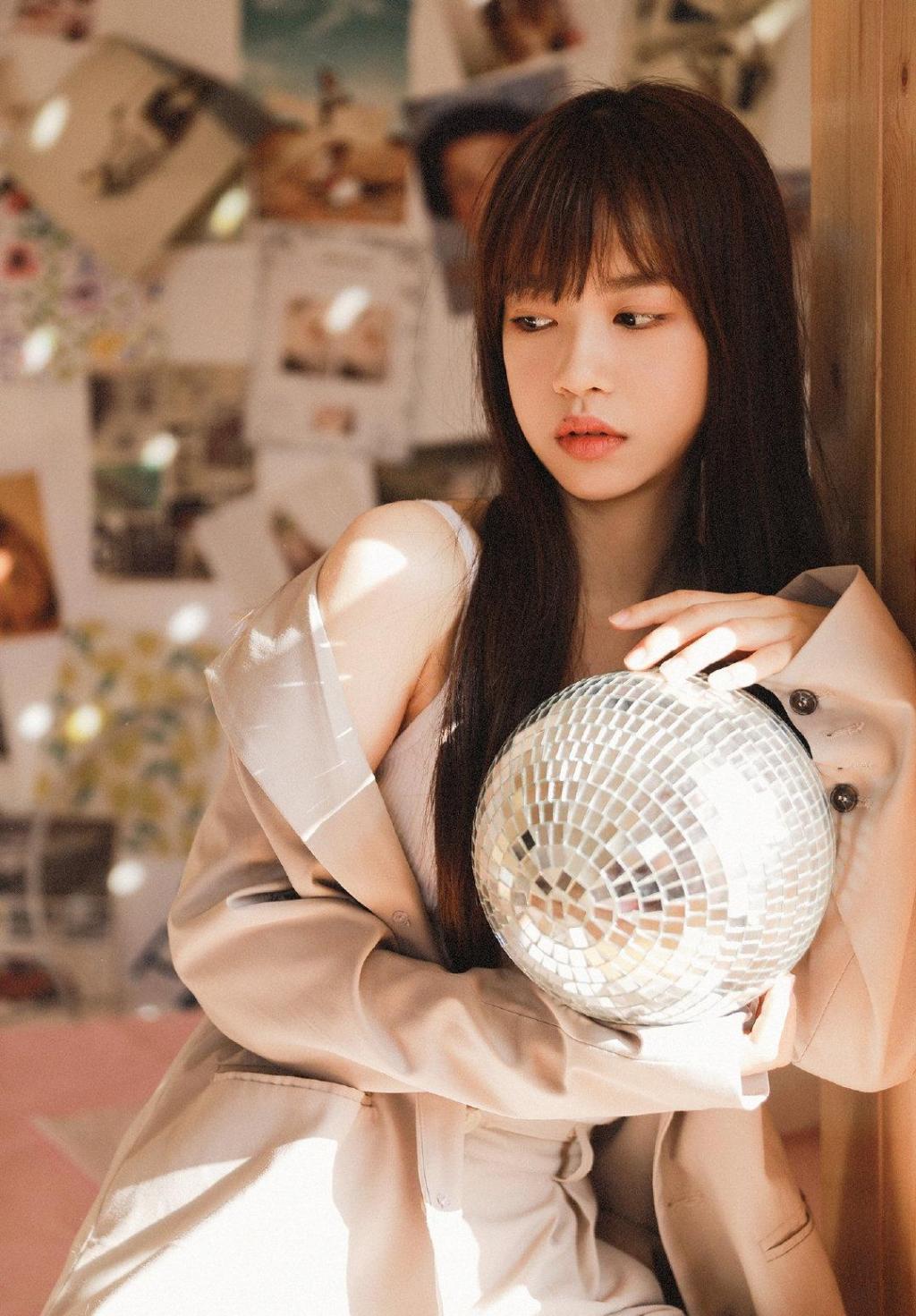 晨光照耀着清纯可爱少女白皙精致居家迷人写真