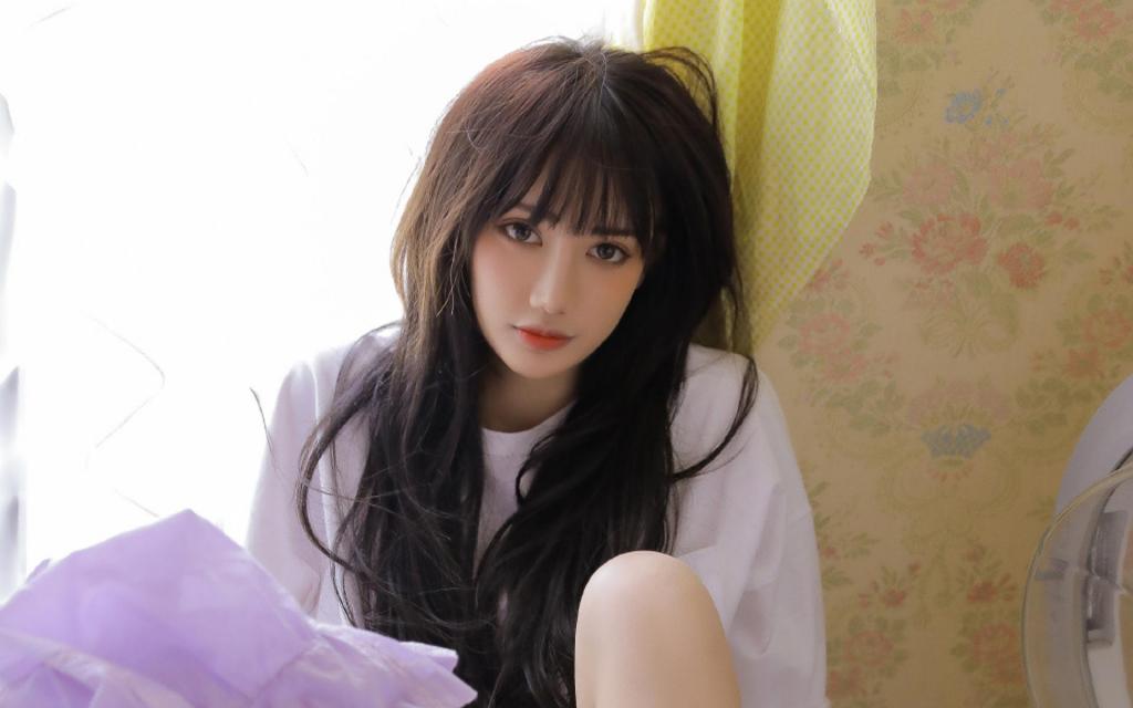 极品清纯美女白净居家私房写真