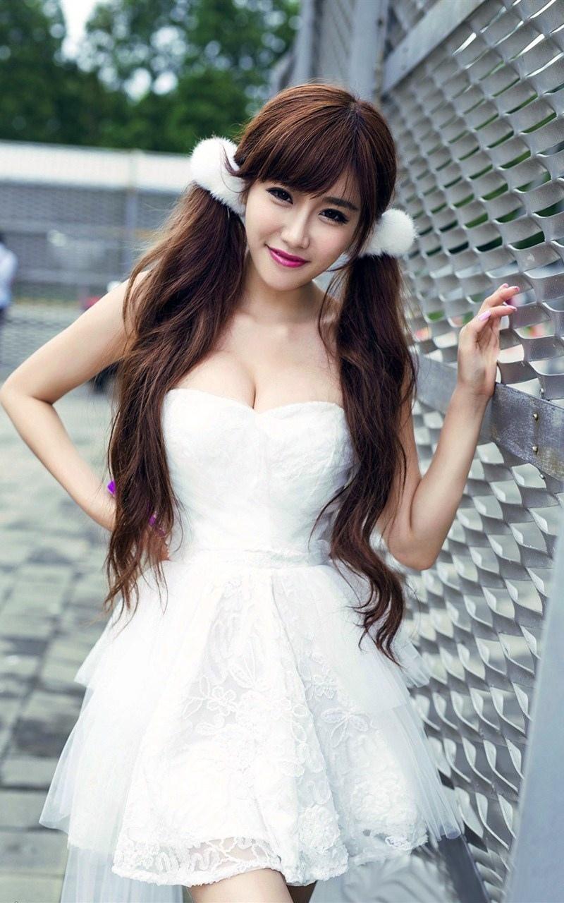 美腿低胸白纱裙撩人美女性感写真