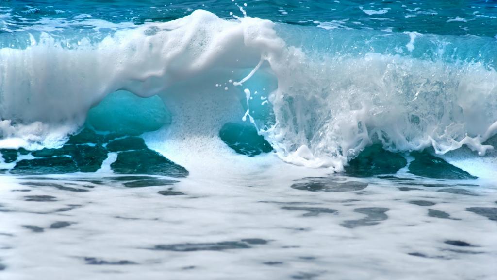 海洋巨浪浪花图片