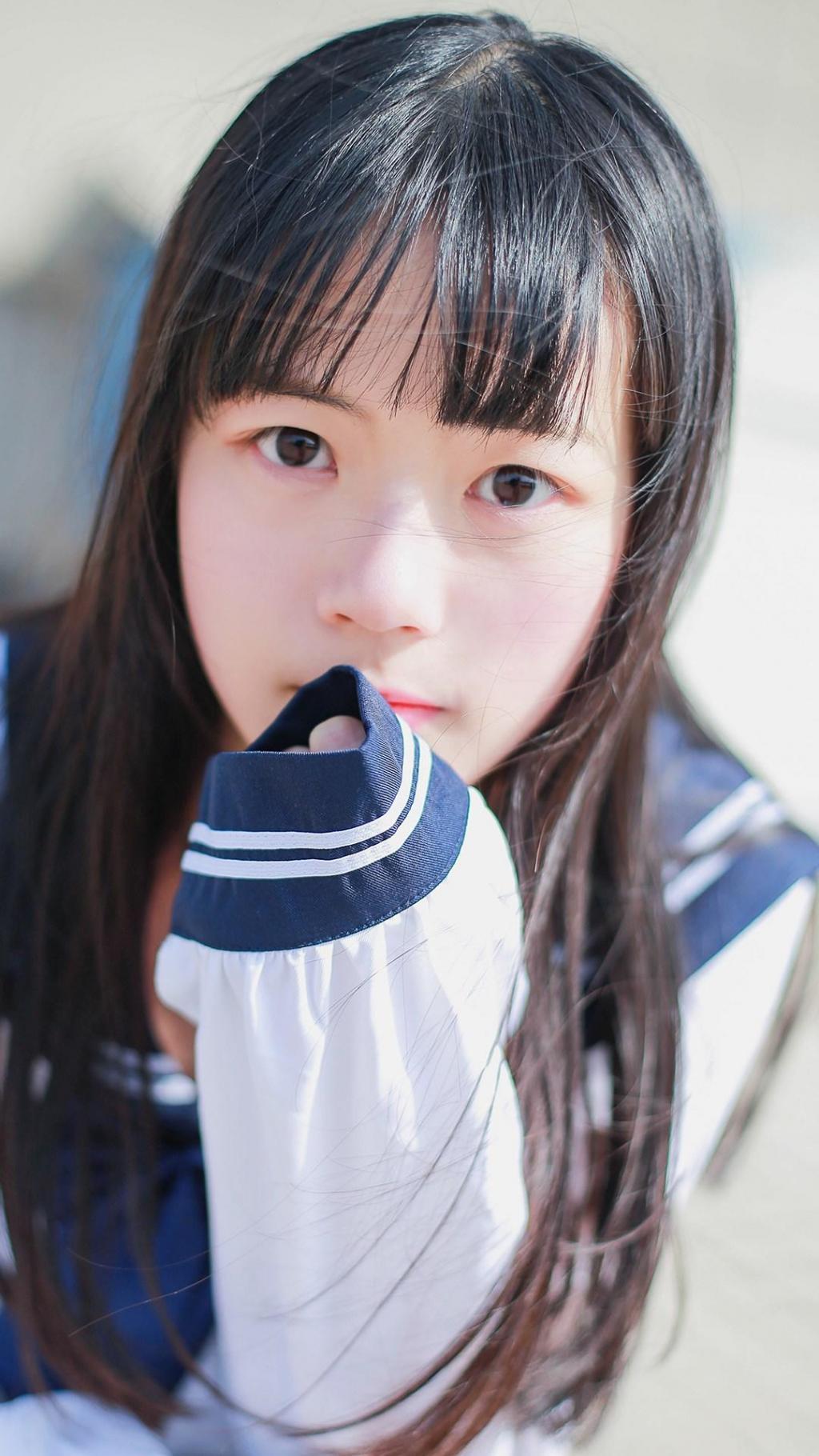 甜美美女学生制服写真手机壁纸