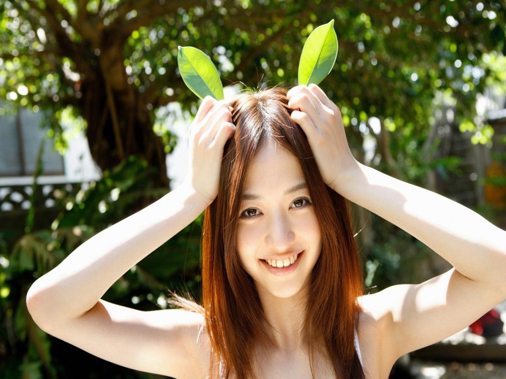 日本模特浅仓结希泳装桌面壁纸