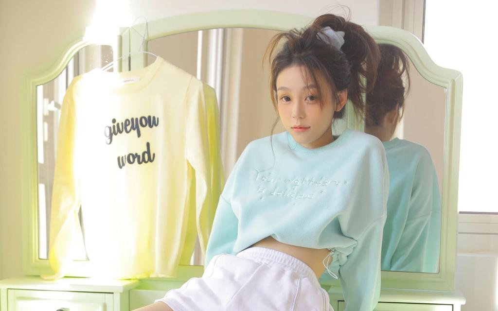 干净白皙可爱少女活泼写真