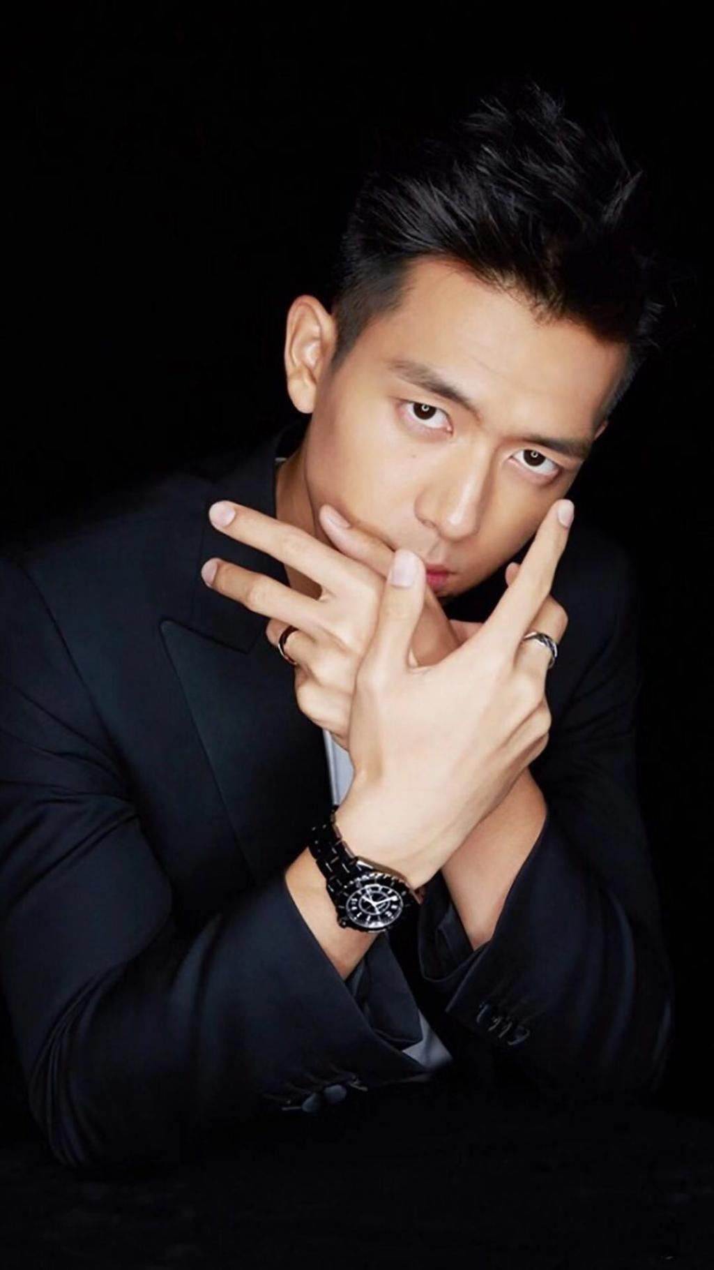 国民男友李现时尚西装写真