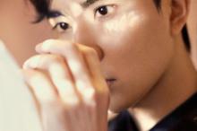 于朦胧格纹反光西装帅气写真