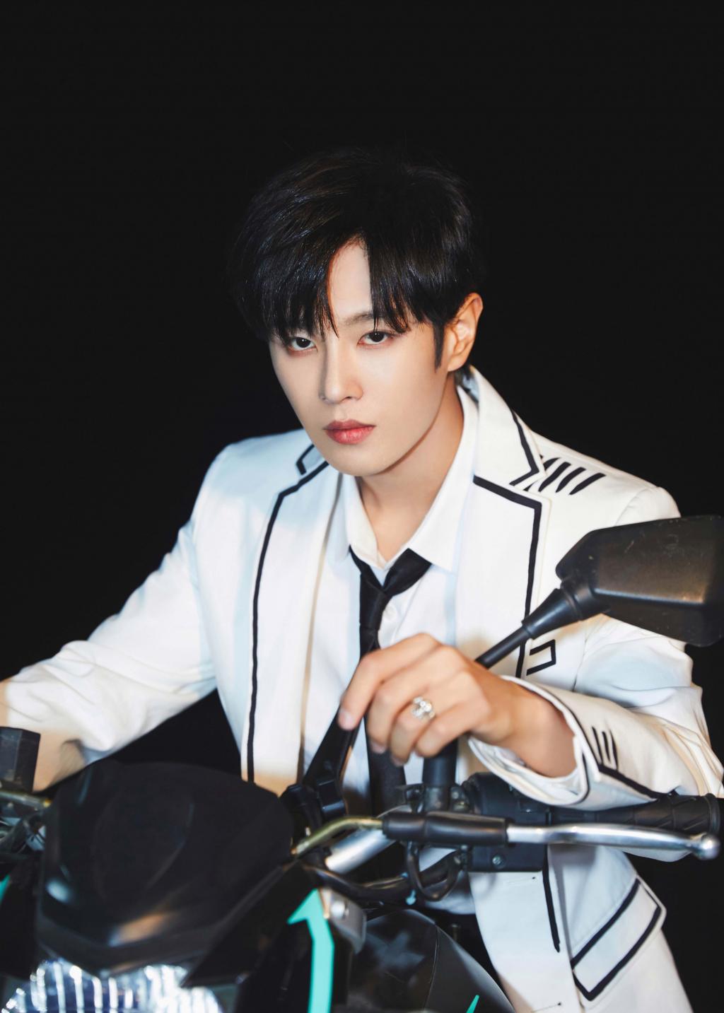 小鲜肉李汶翰西装大赏街拍