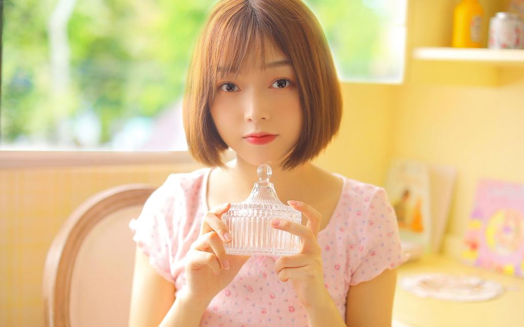 短发萌妹子迷人写真