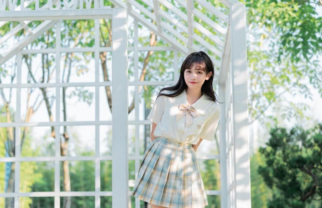 格纹短裙美女修长美腿诱人写真