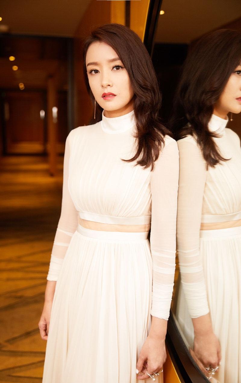 周奇奇优雅知性写真