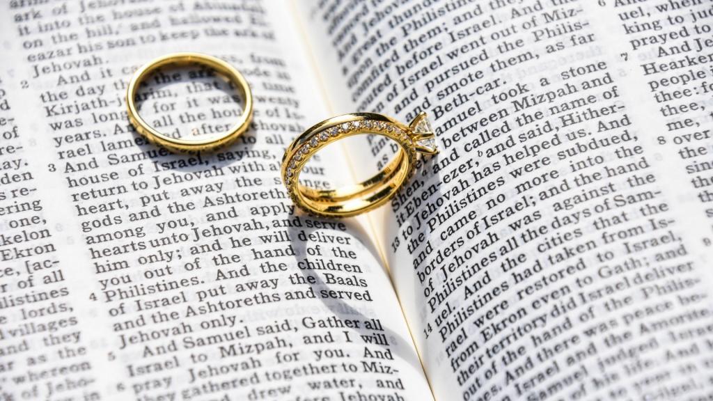 闪闪发亮的订婚钻戒