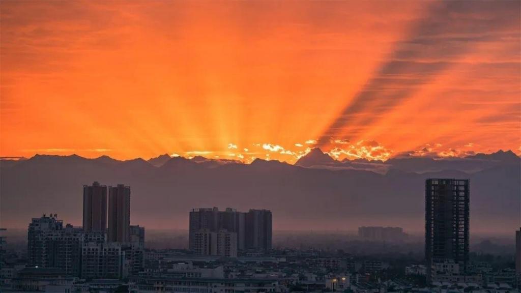 成都又见迷人优美的雪山自然风光