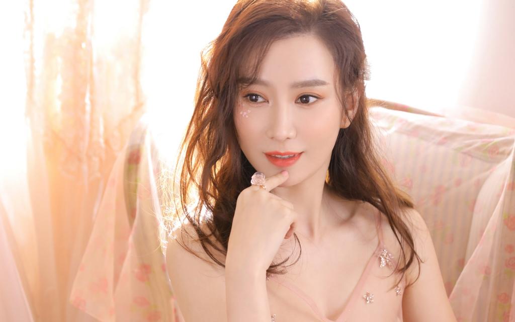 极品美女的性感粉色居家服私房写真