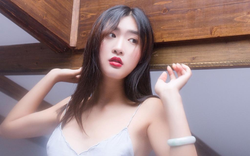 美腿美胸红唇齿白勾人心魂性感美女写真