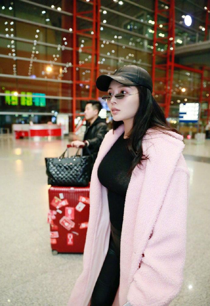 徐冬冬粉色大衣机场性感写真
