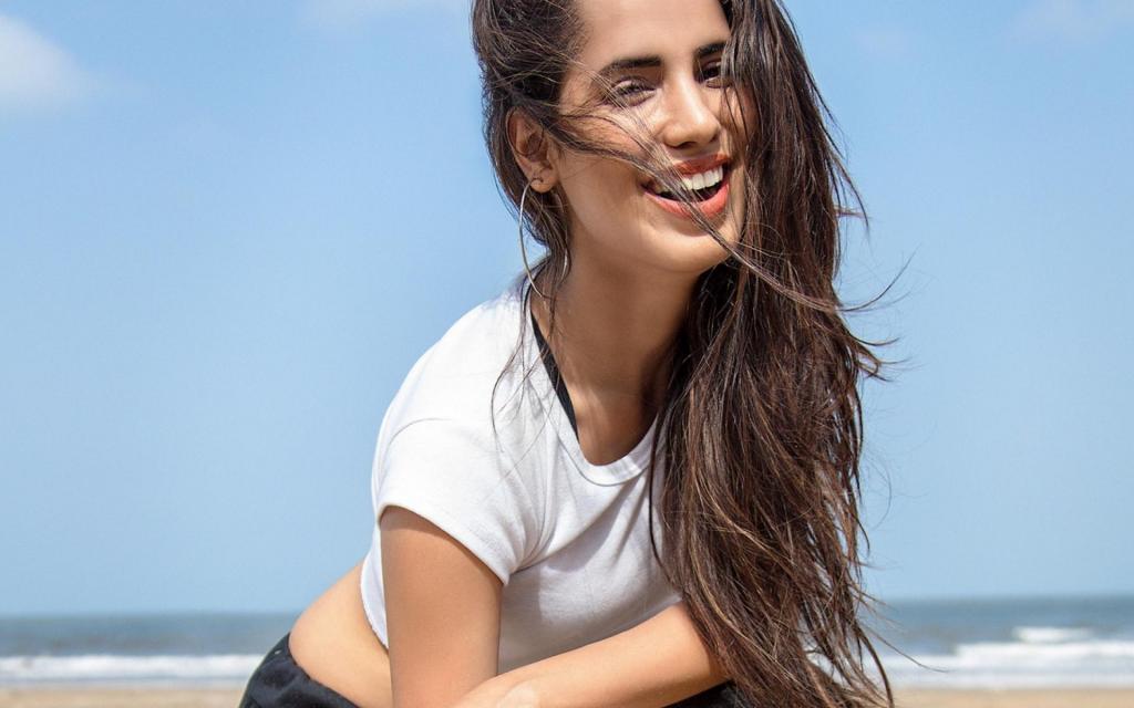 微笑的欧美美女写真