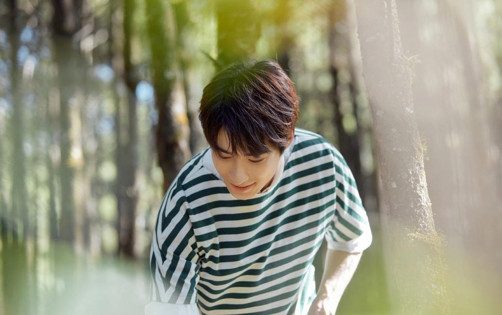 吴昊泽林间阳光清爽帅气写真