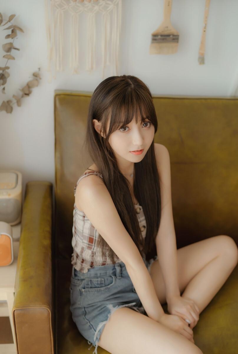 长腿美女白嫩诱人私房写真