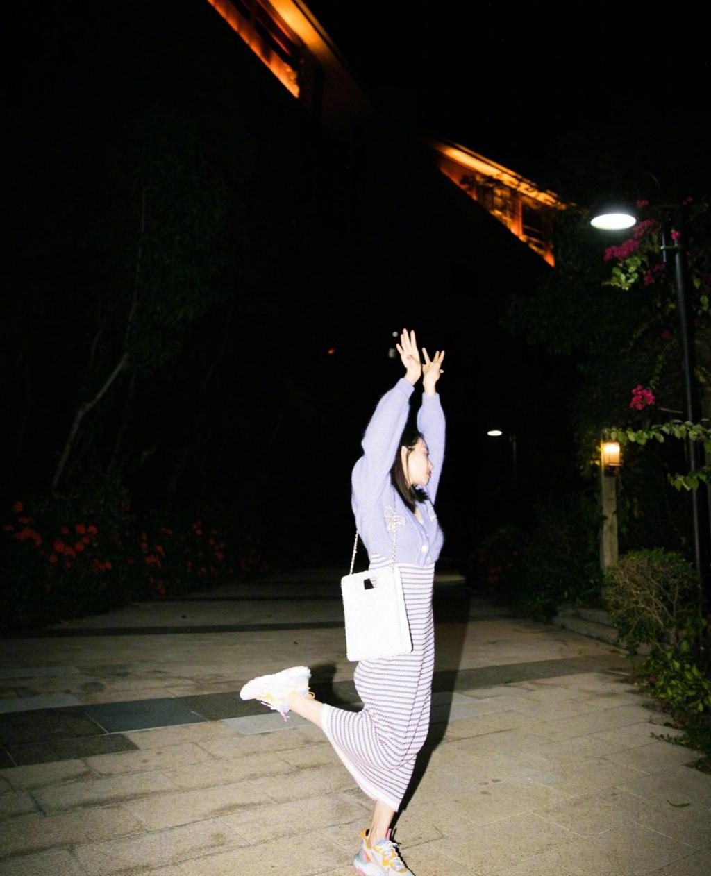 宋茜夏夜街拍姿势