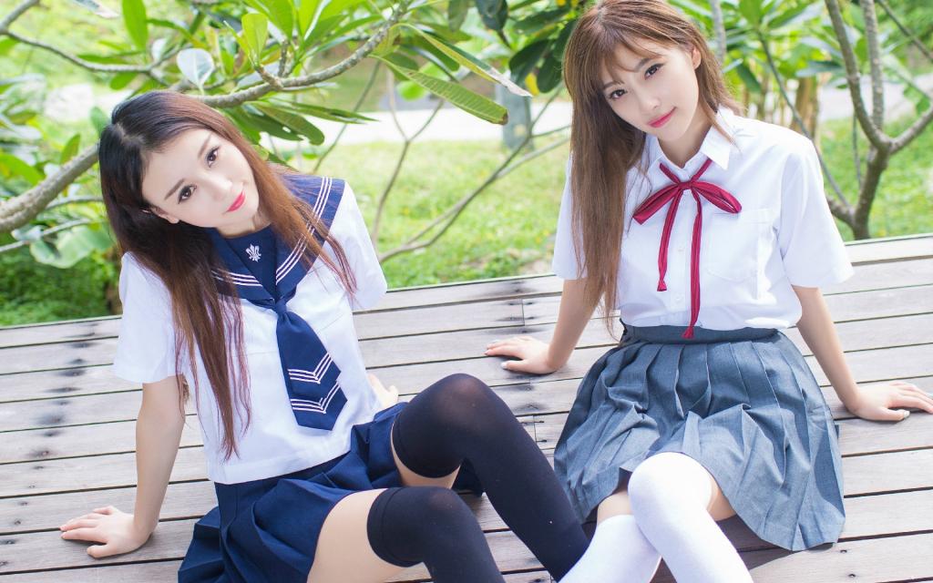清新制服美女闺蜜亲昵