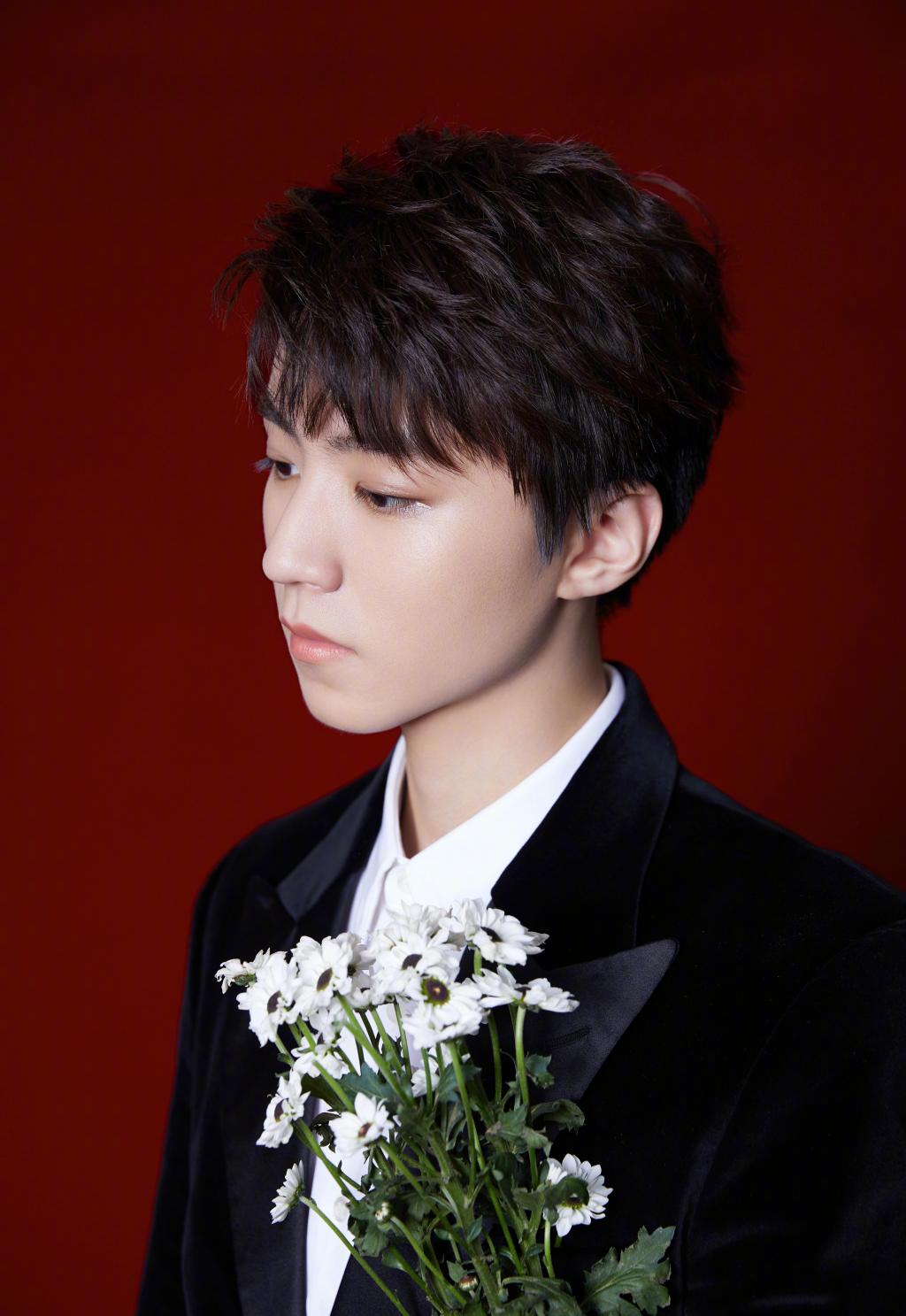 王俊凯黑色西装帅气写真