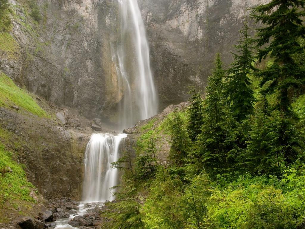 山林间的瀑布美景