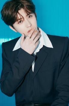 蔡徐坤深蓝色垫肩西装造型-1