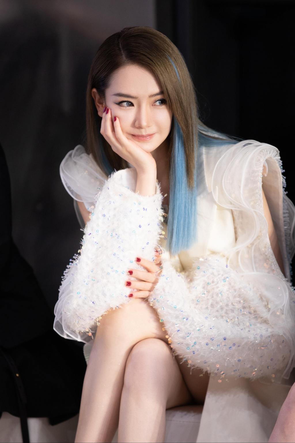 戚薇冷艳魅惑写真