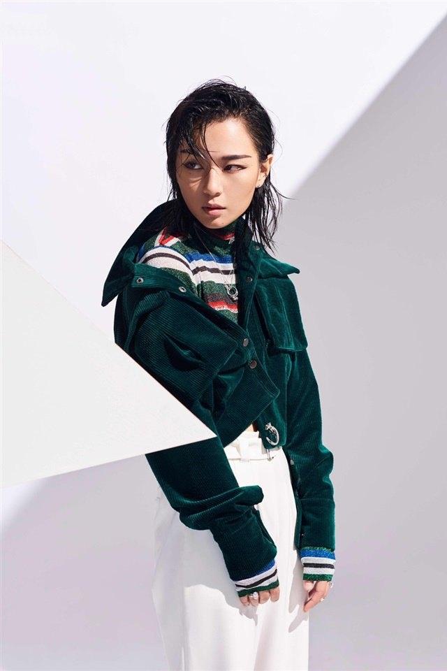 歌手周笔畅炫酷写真