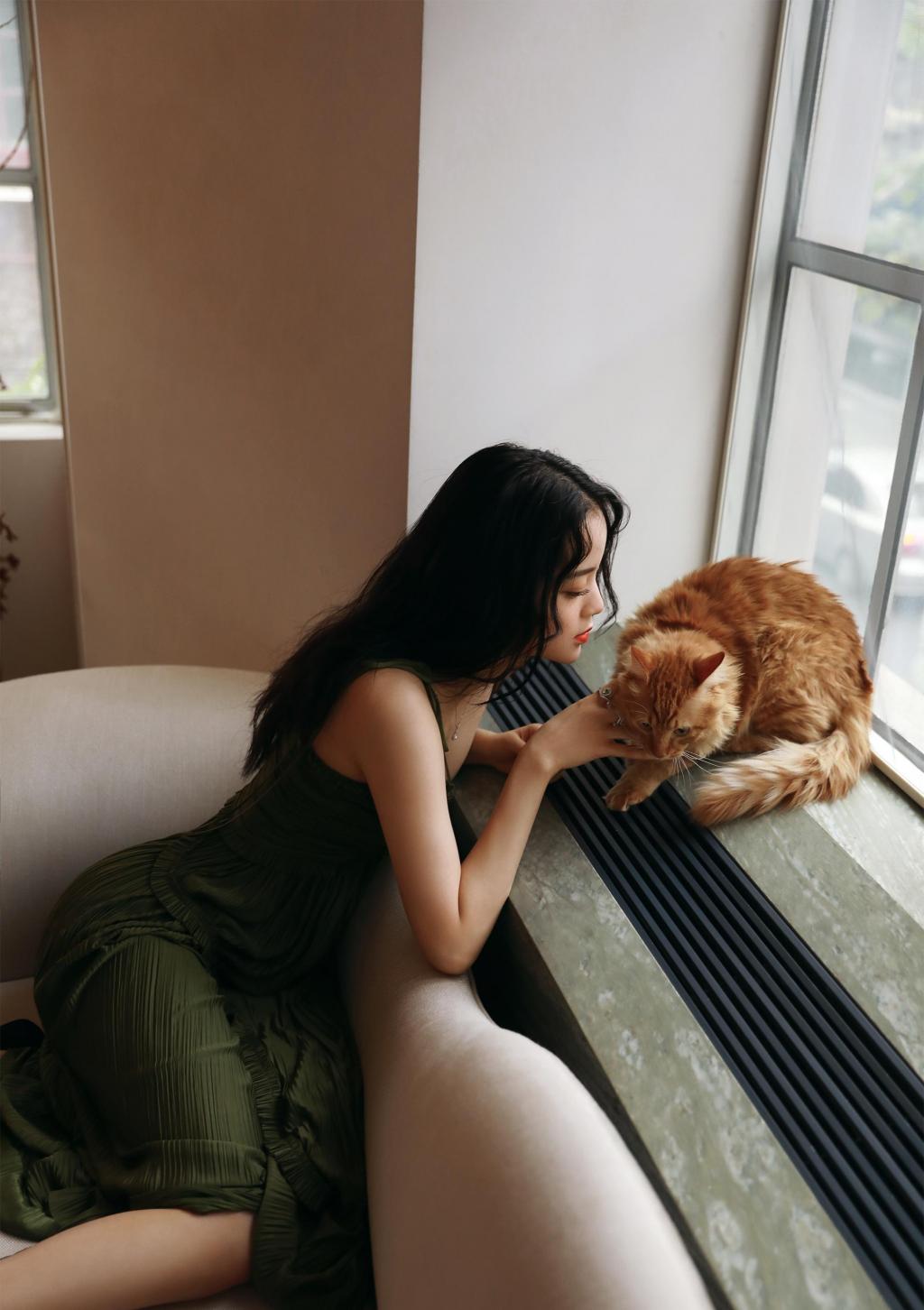 欧阳娜娜性感墨绿色吊带开衩长裙魅惑迷人写真