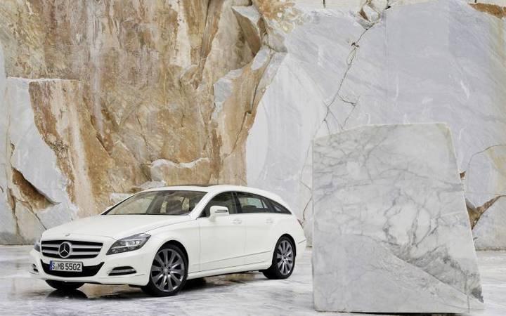 梅赛德斯白色奔驰CLS跑车