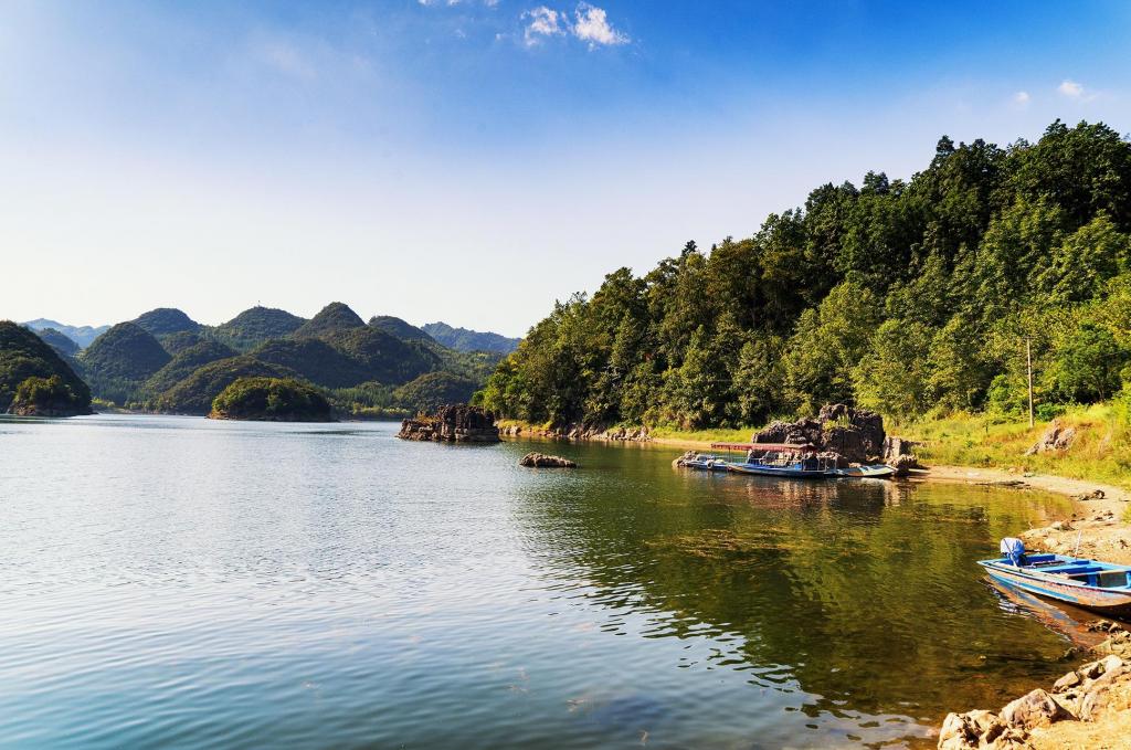 养眼迷人的月亮湖风光