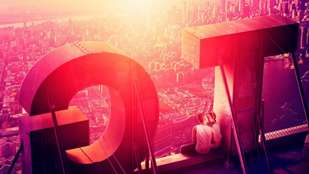 夕阳下的情侣拥抱亲吻