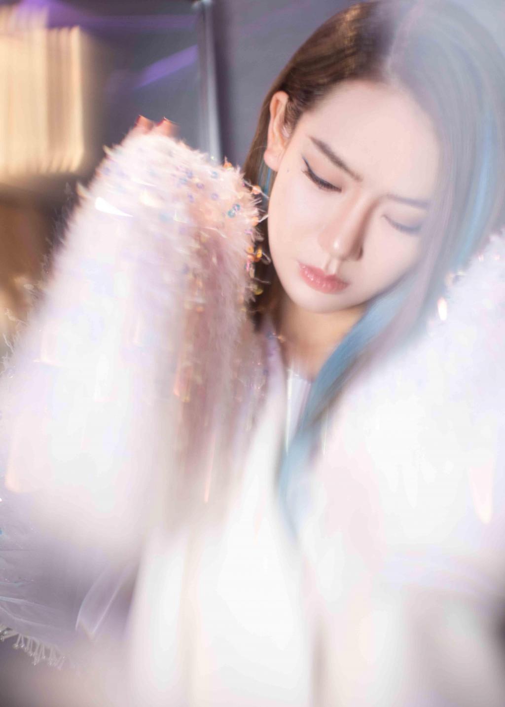 戚薇冷艳魅惑写真